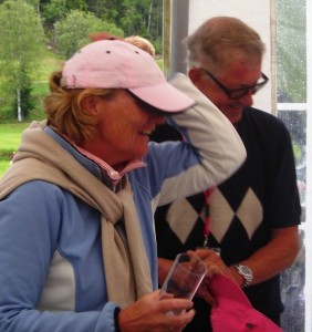 Hanne må holde på den rosa hatten etter klem fra Jens Kristian.
