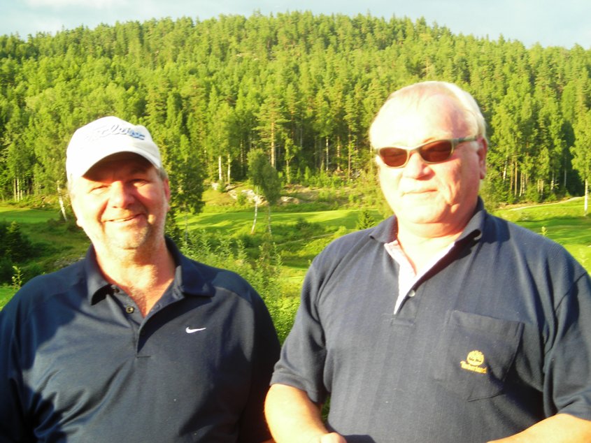 Kveldens vinnerlag besto av Runer Sørlie og Ådne Trygg (han med solbriller), som hadde 41 slag brutto. Med spillehandicap på 26 ble det 28 slag netto (-8).