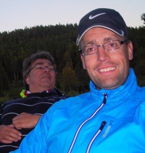 Iver Sletten har et sterkt kandidatur som årets spiller. Ikke bare vant han OoM i A-klassen ganske suverent, men senket også sitt handicap fra 16,5 til 11,2 i løpet av sesongen. Her beundres han av Kjell Høydahl.
