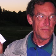Innerst inne er nok Per Sarvik ganske fornøyd med seieren i C-klassen denne kvelden, selv om det ikke ser slik ut.