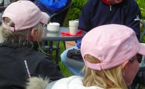 Rosa capser på hodene til Britha og Rita. Mange hadde tatt på seg noe rosa, men skjortene ble i stor grad dekket av overtrekksjakker i det kjølige været.