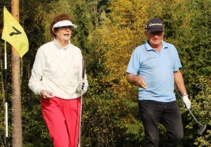 Her har vi to av deltakerne på vinnerlaget etter å ha sikret en par på hull 7: Ragnhild Lied Johansen og Jan Sørhus.